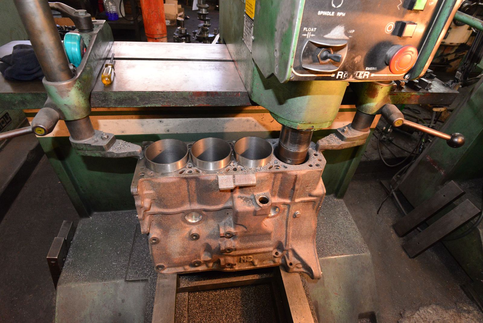 Bloque de motor en una máquina del taller